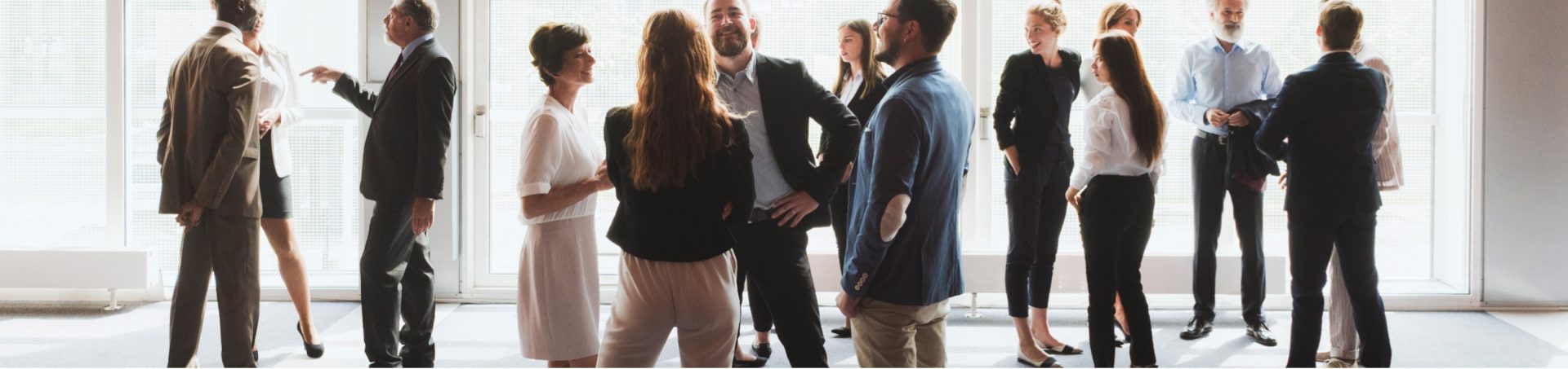 Un groupe de personne debout