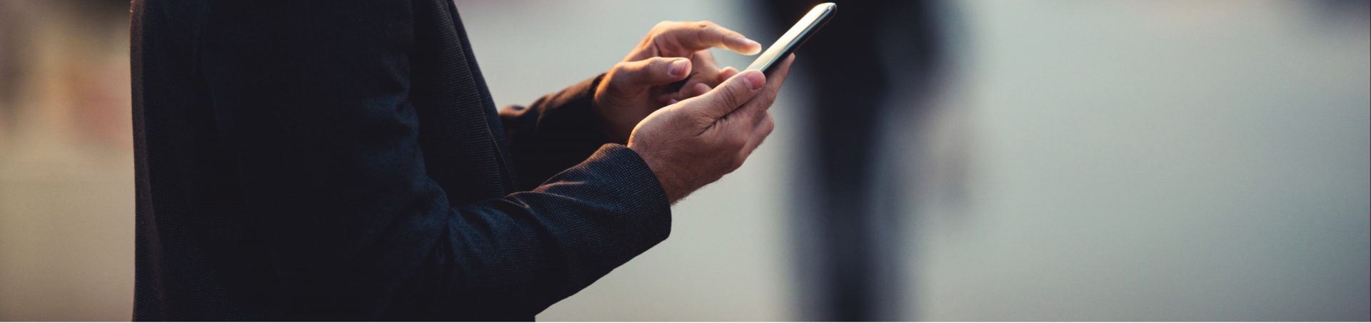 Un homme sur son téléphone