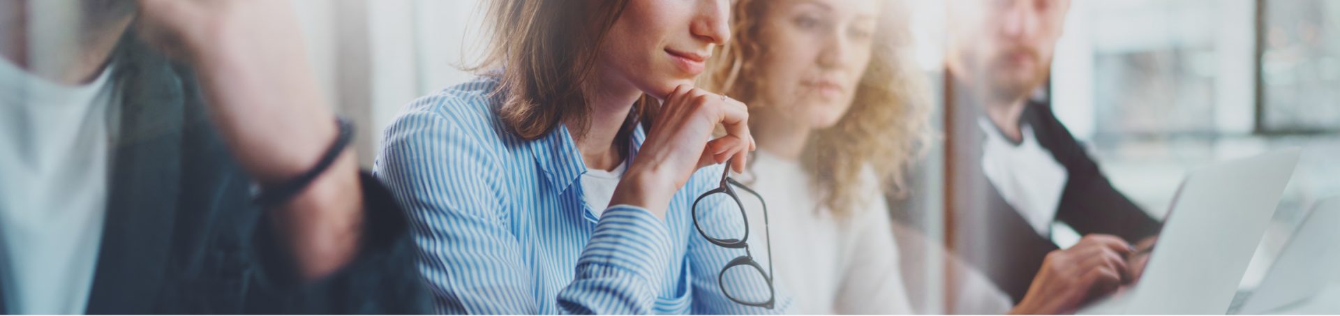 Deux femmes devant un ordinateur