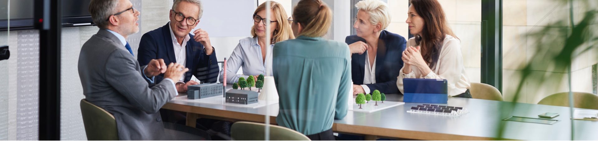 Des personnes autour d'un bureau