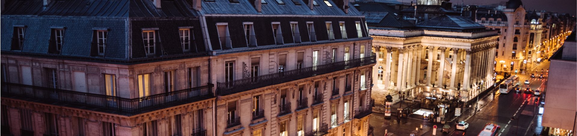 Vue des toits de Paris de nuit