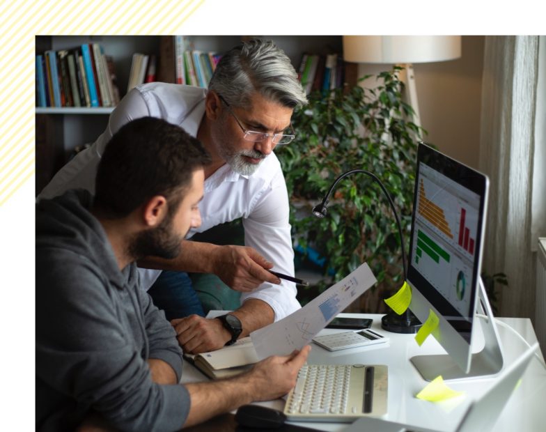 Deux hommes devant un ordinateur