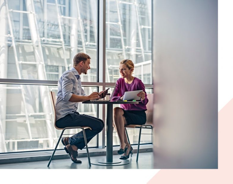 Un homme et une femme qui discutent